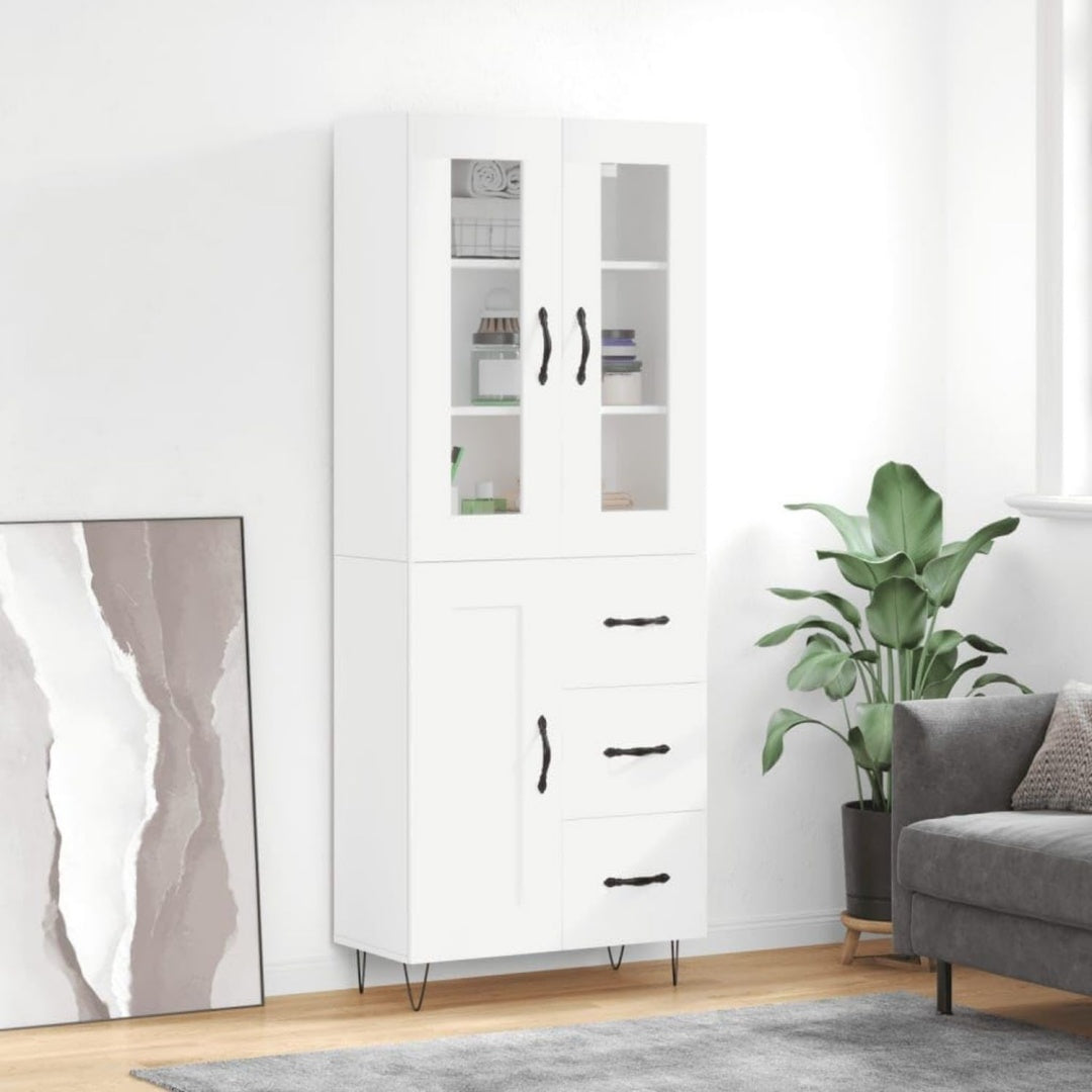 Weiss bestimmt die Farbgebung von dem Hochschrank