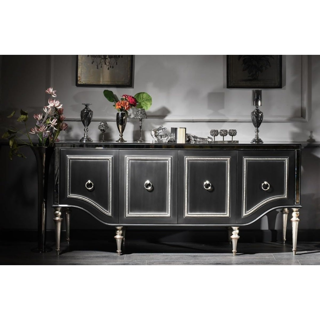 4 Tueren und einen Spiegel an dem Sideboard