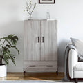 Der Hochschrank misst 69.5 x 31 x 115 cm in Eichenbraun und Grau