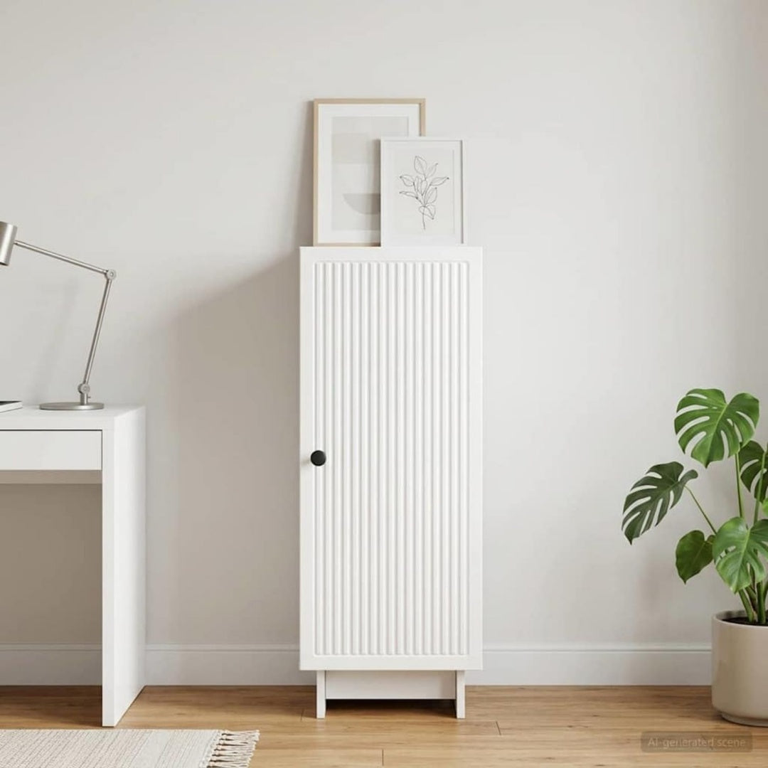 Glaenzende Oberflaechen praegen das Sideboard aus Metall