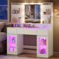 LED Beleuchtung bestimmt das Erscheinungsbild von dem Schminktisch