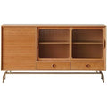 Ein Spiegel an dem Sideboard aus Massivholz