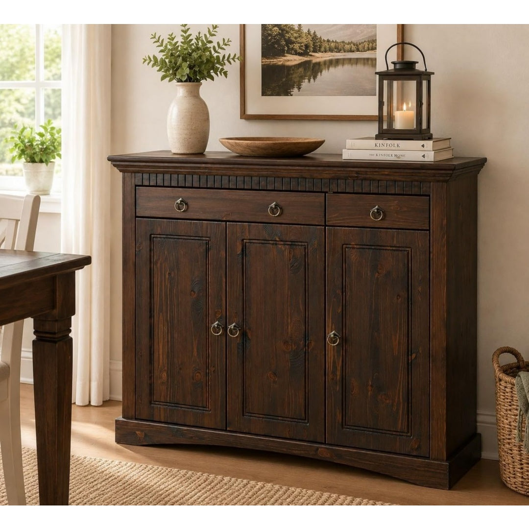 Metallgriffe und Schubladen bestimmen das Sideboard