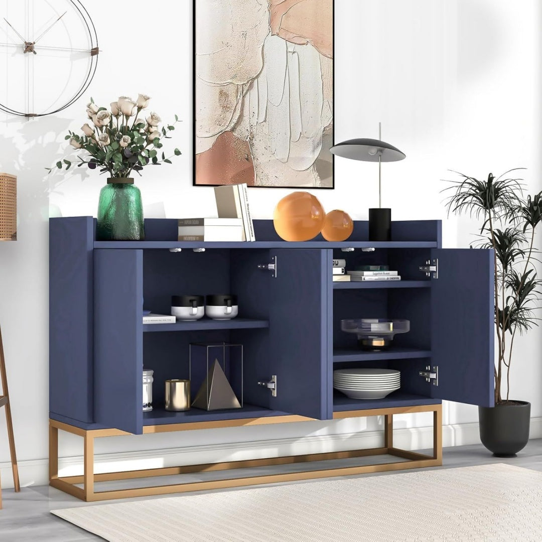 Verstellbare Ablagen und 4 Tueren an dem Sideboard