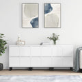 Sideboard verbindet Metallgriffe und glaenzende Oberflaechen