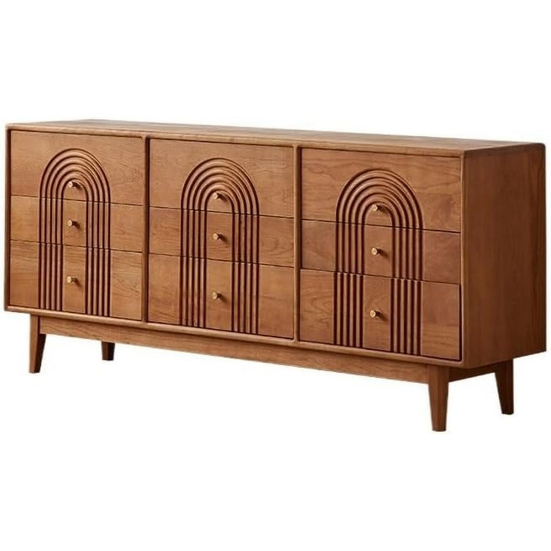 Braun bestimmt die Farbgebung von dem Sideboard