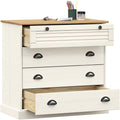 Metallgriffe an dem Sideboard aus Kiefernholz