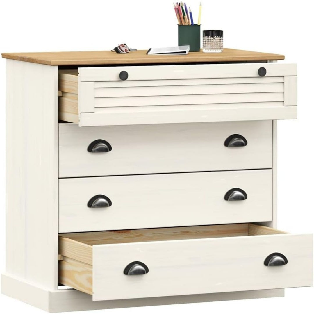 Metallgriffe an dem Sideboard aus Kiefernholz