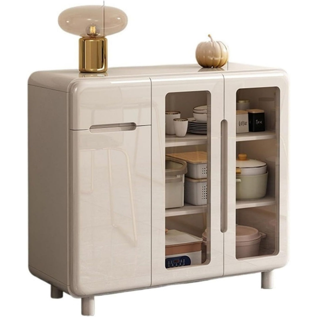 Das Sideboard zeigt verstellbare Ablagen in Creme