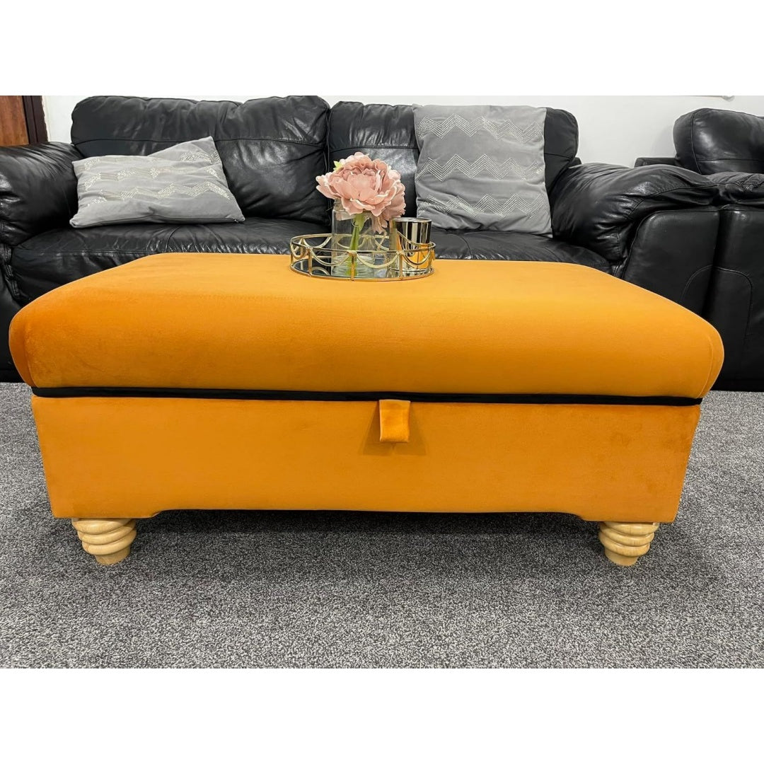 Der Hocker verbindet seine Form mit Stoff