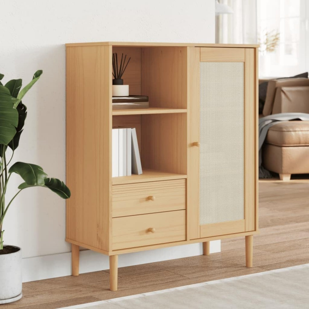 Schubladen und Flechtoptik an dem Hochschrank